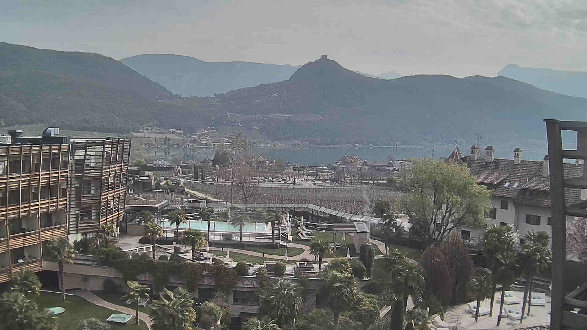 Webcam am Kalterer See am Hotel Seeleiten am Westufer mit Aussicht auf den Kalterer See Blickrichtung Osten.